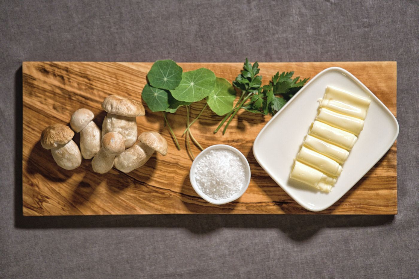 Burro di porcini da funghi porcini crudi freschi e nasturzio