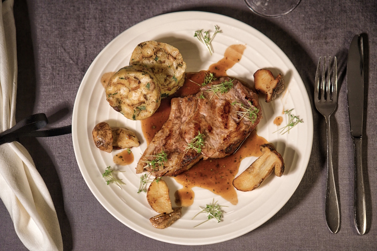Costoletta di Vitello con Canederli di Pretzel e Salsa di Porcini